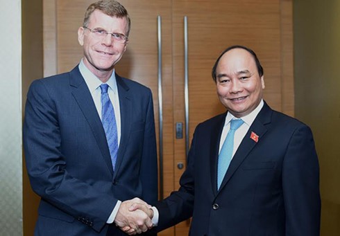 Thủ tướng Nguyễn Xuân Phúc tiếp Phó Chủ tịch ADB và Giám đốc biên tập Tạp chí The Economist - ảnh 1