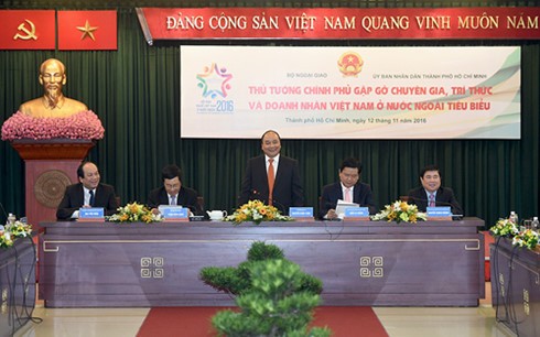 Thủ tướng gặp gỡ các chuyên gia, trí thức, doanh nhân Việt kiều - ảnh 1