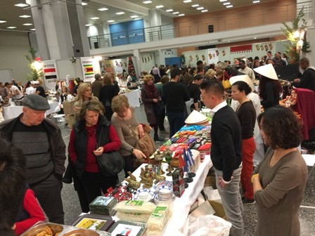Việt Nam tham gia Hội chợ từ thiện Noel 2016 tại Hy Lạp - ảnh 2