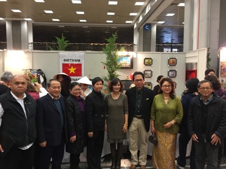 Việt Nam tham gia Hội chợ từ thiện Noel 2016 tại Hy Lạp - ảnh 3