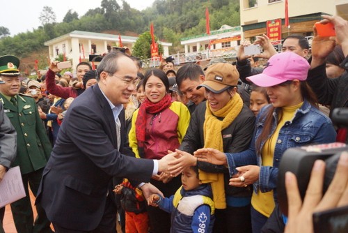 Chủ tịch Ủy ban Trung ương MTTQ Việt Nam Nguyễn Thiện Nhân thăm, tặng quà Tết tại Sơn La - ảnh 1