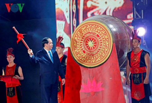 Chủ tịch nước Trần Đại Quang đánh trống khai hội Du lịch Cửa Lò năm 2017 - ảnh 1