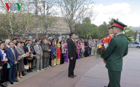 Kỷ niệm 127 năm ngày sinh Chủ tịch Hồ Chí Minh tại Nga và Ukraine - ảnh 1