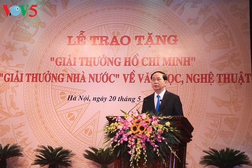 Chủ tịch nước dự lễ trao tặng Giải thưởng Hồ Chí Minh và Giải thưởng Nhà nước về văn học nghệ thuật - ảnh 1