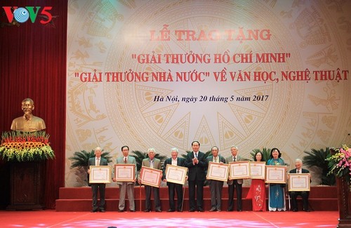Chủ tịch nước dự lễ trao tặng Giải thưởng Hồ Chí Minh và Giải thưởng Nhà nước về văn học nghệ thuật - ảnh 2