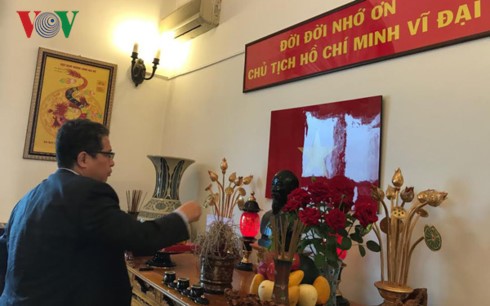 Đại sứ quán Việt Nam tại Trung Quốc kỷ niệm 127 năm ngày sinh nhật Bác - ảnh 1