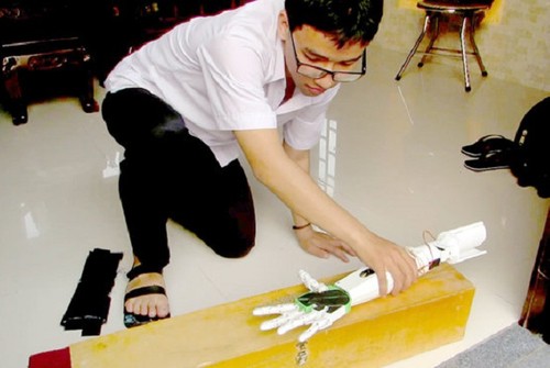 Phạm Huy chế tạo thành công cánh tay robot dành cho người khuyết tật - ảnh 2