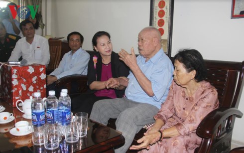 Chủ tịch Quốc hội Nguyễn Thị Kim Ngân thăm, tặng quà các đối tượng chính sách tỉnh Quảng Nam  - ảnh 1