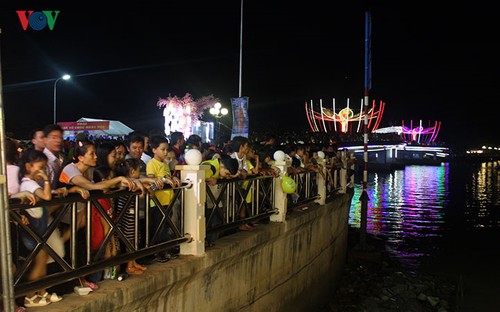Hơn 50 vạn du khách tham dự  Ngày hội Du lịch - Đêm Hoa đăng Ninh Kiều - ảnh 1