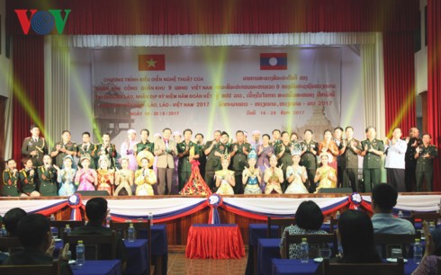 Biểu diễn nghệ thuật chào mừng năm đoàn kết hữu nghị Việt Nam-Lào - ảnh 1