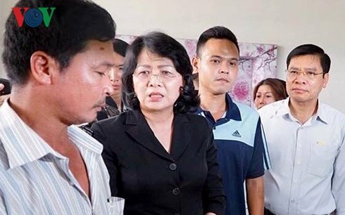Phó Chủ tịch nước Đặng Thị Ngọc Thịnh thăm hỏi, động viên người dân bị nạn tại Chung cư Carina - ảnh 1