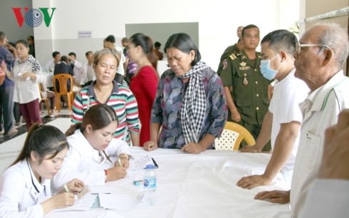 Bác sỹ Việt Nam mang ánh sáng cho bệnh nhân nghèo Campuchia - ảnh 1