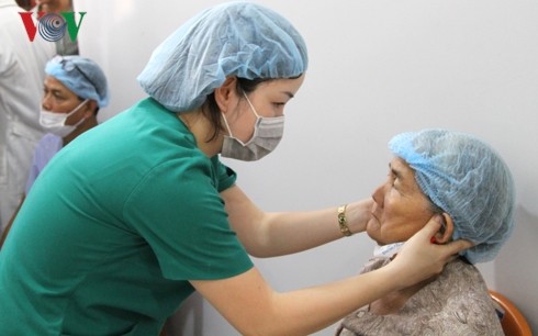 Bác sỹ Việt Nam mang ánh sáng cho bệnh nhân nghèo Campuchia - ảnh 6