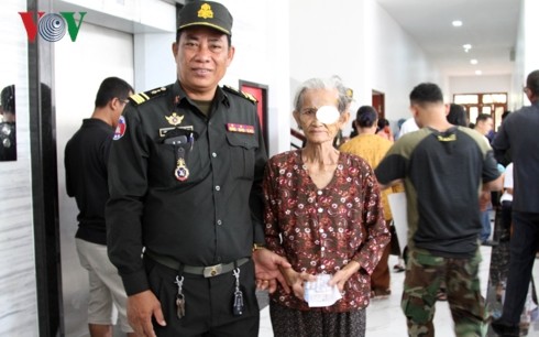Bác sỹ Việt Nam mang ánh sáng cho bệnh nhân nghèo Campuchia - ảnh 3