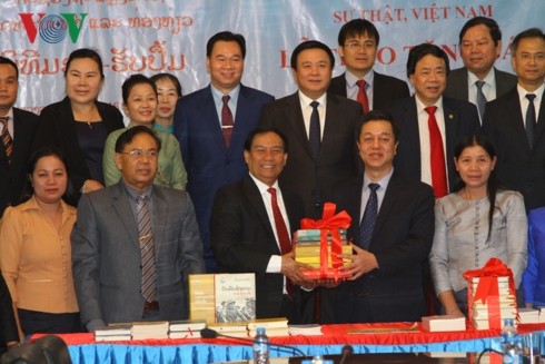 Việt Nam trao tặng 15 đầu sách chính trị cho Lào - ảnh 1