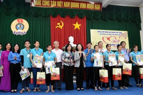 Trưởng Ban Dân vận Trung ương Trương Thị Mai chúc Tết công nhân tại tỉnh Đồng Nai - ảnh 1