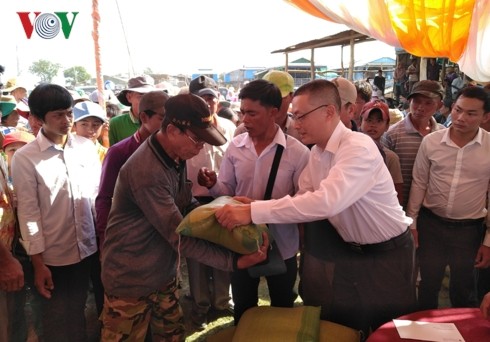 ĐSQ Việt Nam tặng quà hỗ trợ kiều bào tại Biển Hồ Campuchia đón Tết - ảnh 1