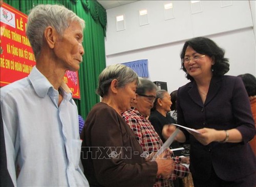 Phó Chủ tịch nước Đặng Thị Ngọc Thịnh thăm, tặng quà Tết các đối tượng chính sách tỉnh Long An - ảnh 1