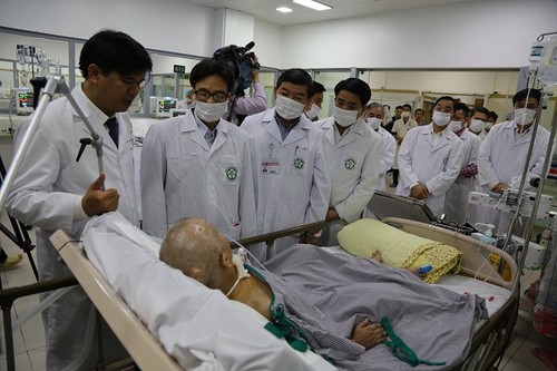 Phó Thủ tướng Vũ Đức Đam thăm bệnh viện, công nhân môi trường chiều 30 Tết - ảnh 1