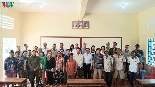 Khai giảng lớp bổ túc thí điểm cho người gốc Việt tại Campuchia - ảnh 1
