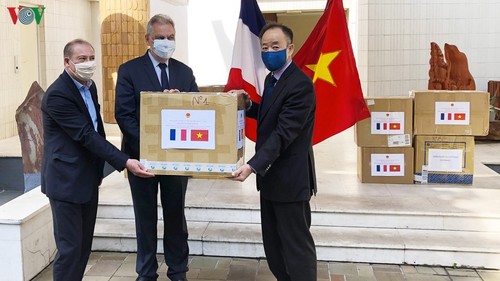 Đại sứ quán Việt Nam tại Pháp trao tặng khẩu trang cho các bạn Pháp - ảnh 1