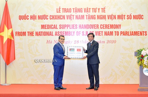 Quốc hội Việt Nam trao vật tư y tế tặng Nghị viện một số nước châu Phi, Trung Đông - ảnh 1