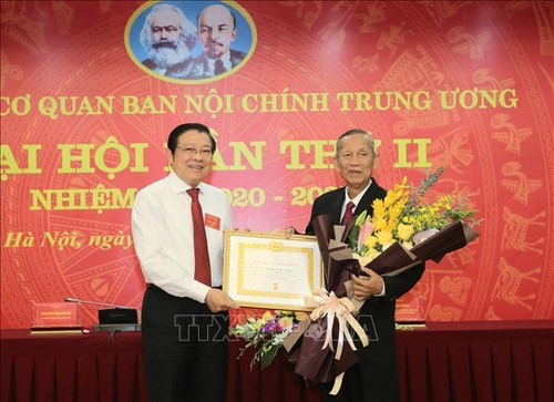 Trao huy hiệu 50 năm tuổi Đảng tặng nguyên Phó Thủ tướng Chính phủ Trương Vĩnh Trọng - ảnh 1