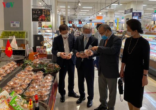 Vải tươi Việt Nam lần đầu lên kệ siêu thị ở Nhật Bản - ảnh 2