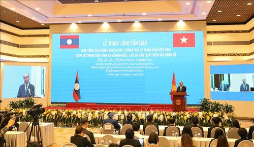 Việt Nam trao tượng trưng 1000 tấn gạo hỗ trợ Lào - ảnh 3