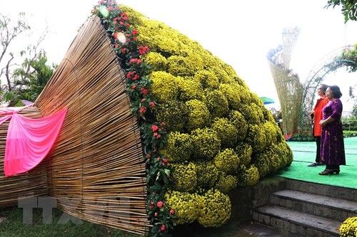 Mô hình bó hoa chậu cúc mâm xôi được xác lập kỷ lục lớn nhất Việt Nam - ảnh 1