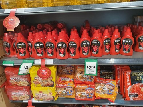 Hàng hóa Việt Nam xuất hiện phong phú trên các quầy hàng Tết ở siêu thị Australia - ảnh 1