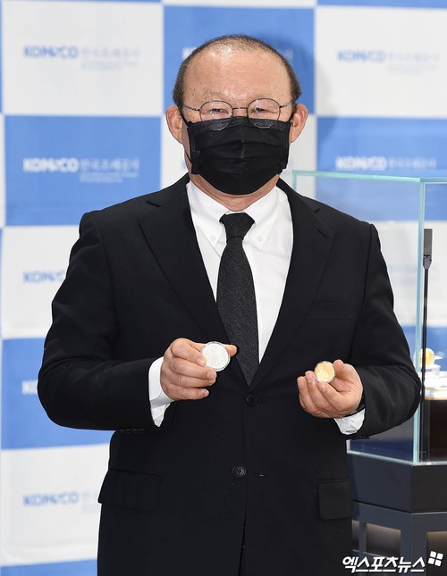 Hàn Quốc phát hành kỷ niệm chương in hình huấn luyện viên Park Hang-seo - ảnh 1