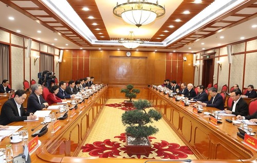 Tổng Bí thư, Chủ tịch nước Nguyễn Phú Trọng chủ trì phiên họp đầu tiên của Bộ Chính trị, ban bí thư khóa XIII - ảnh 1