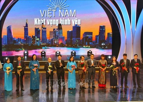 Chương trình “Việt Nam - Khát vọng bình yên” - Tôn vinh các lực lượng tuyến đầu chống dịch - ảnh 1