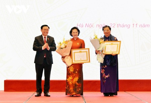Chủ tịch Quốc hội Vương Đình Huệ trao Huy hiệu Đảng, Huân chương cho nguyên lãnh đạo Quốc hội - ảnh 2