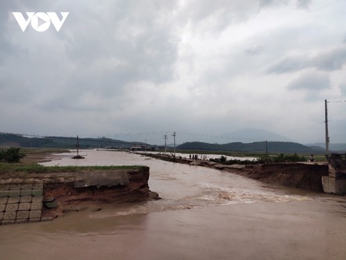 Mưa lũ gây ngập lụt diện rộng tại miền Trung, 9 người chết - ảnh 5