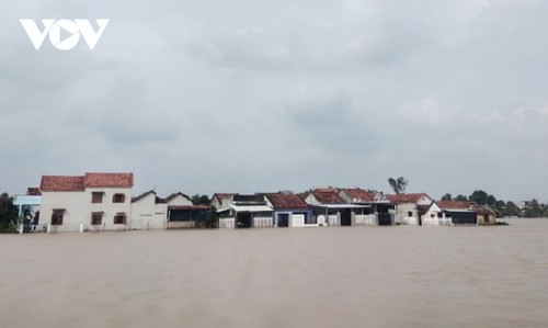 Mưa lũ gây ngập lụt diện rộng tại miền Trung, 9 người chết - ảnh 9