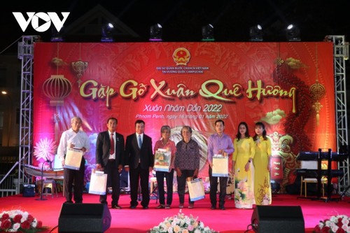 Đại sứ quán Việt Nam tại Campuchia tổ chức gặp mặt mừng Xuân - ảnh 3