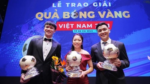 Hoàng Đức và Huỳnh Như giành Quả bóng Vàng Việt Nam 2021 - ảnh 1