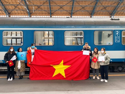 Cứu trợ người Việt từ Ukraine: Nghĩa tình đồng bào ở Hungary - ảnh 1