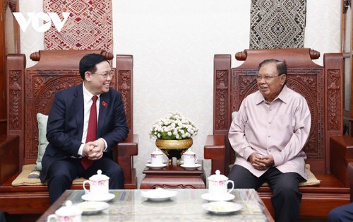 Chủ tịch Quốc hội Vương Đình Huệ thăm nguyên Tổng Bí thư, Chủ tịch nước Lào Bounnhang Vorachith - ảnh 1