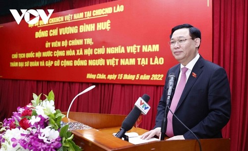 Chủ tịch Quốc hội Vương Đình Huệ gặp mặt cộng đồng  Việt Nam tại Lào - ảnh 2