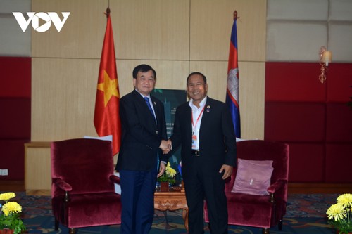 Đoàn đại biểu cấp cao Bộ Quốc phòng Việt Nam tiếp xúc song phương với Trưởng đoàn các nước Campuchia và Singapore - ảnh 1