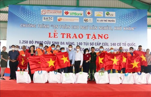 Tặng cờ, phao cứu sinh đa năng cho ngư dân tỉnh Bình Thuận - ảnh 1