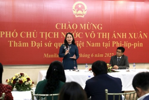Phó Chủ tịch nước Võ Thị Ánh Xuân thăm và gặp gỡ cán bộ nhân viên Đại sứ quán Việt Nam tại Philippines - ảnh 1