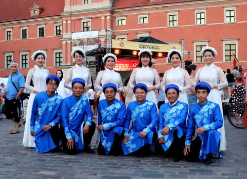 Người Việt tại Ba Lan tổ chức Lễ hội văn hóa Việt và Tết Trung thu rực rỡ sau đại dịch covid 19 - ảnh 5