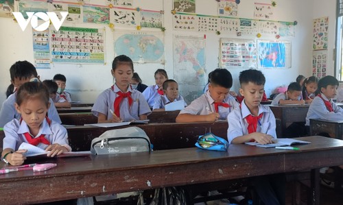 Thầy giáo Việt với hoài bão gieo tiếng mẹ đẻ trên đất nước Triệu Voi - ảnh 3