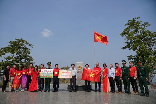 15.000 lá cờ Tổ quốc tặng tỉnh Kon Tum - ảnh 1
