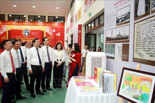 Trưng bày các tư liệu, hình ảnh về Chủ tịch Hồ Chí Minh với tỉnh Nam Định - ảnh 1
