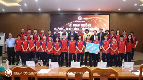 Trao thưởng cho Đội tuyển bóng đá nữ Việt Nam và U.22 Việt Nam - ảnh 1